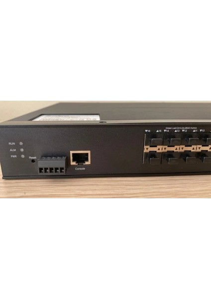 Scodone 8 Port Bakır 8*10/100/1000 8*1000 Port Fiber Girişli 16 Port Endüstriyel Yönetilebilir Poe Switch