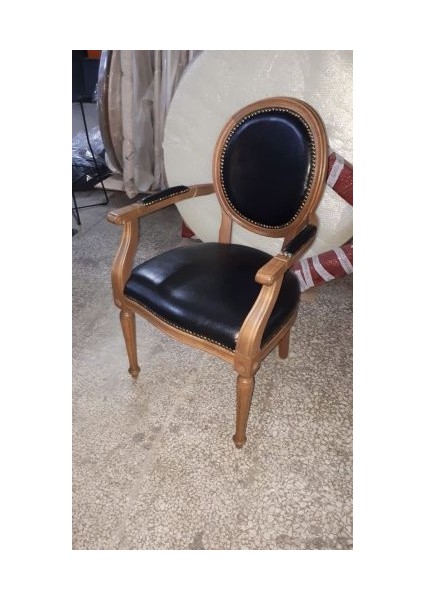 Madalyon Kollu Deri Döşeme Sandalye
