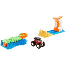 Hot Wheels Monster Trucks Fırlat ve Çarpış Oyun Seti GVK08