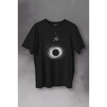 Kendim Seçtim Kara Delik Üstünde Salınan Astronot Uzay Karadelik Baskılı Tişört  T-Shirt