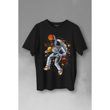 Kendim Seçtim Uzayda Satürn Gezegeni Yanında Basketbol Oynayan Astronot Baskılı Tişört  T-Shirt