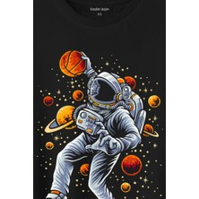 Kendim Seçtim Uzayda Satürn Gezegeni Yanında Basketbol Oynayan Astronot Baskılı Tişört  T-Shirt