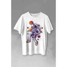 Kendim Seçtim Uzayda Satürn Gezegeni Yanında Basketbol Oynayan Astronot Baskılı Tişört  T-Shirt Beyaz