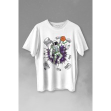 Kendim Seçtim Uzayda Satürn Gezegeni Yanında Basketbol Oynayan Astronot Baskılı Tişört  T-Shirt Beyaz