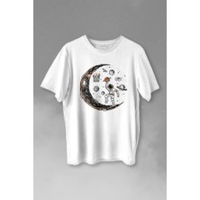 Kendim Seçtim Uzayda Ayda Satürn Gezegeni Yanında Basketbol Oynayan Astronot Baskılı Tişört  T-Shirt Beyaz
