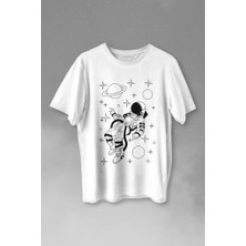 Kendim Seçtim Uzayda Salınan Astronot Silüeti Satürn Gezegeni Baskılı Tişört  T-Shirt Beyaz
