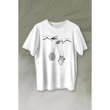 Kendim Seçtim Asılan Kalp ve Beyin Aşk Akıl Mantık Minimal Baskılı Tişört  T-Shirt Beyaz