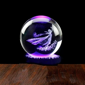 Işıklı Ahşap Kaideli  Prenses Elsa Temalı Cam Küre 8cm*6cm