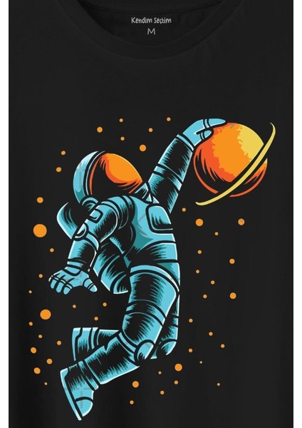 Uzayda Satürn Gezegeni Yanında Basketbol Oynayan Astronot Basketball Baskılı Tişört T-Shirt