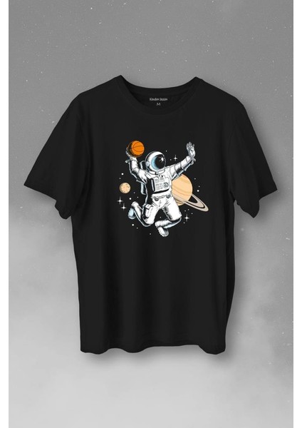 Uzayda Satürn Gezegeni Yanında Basketbol Oynayan Astronot Baskılı Tişört T-Shirt