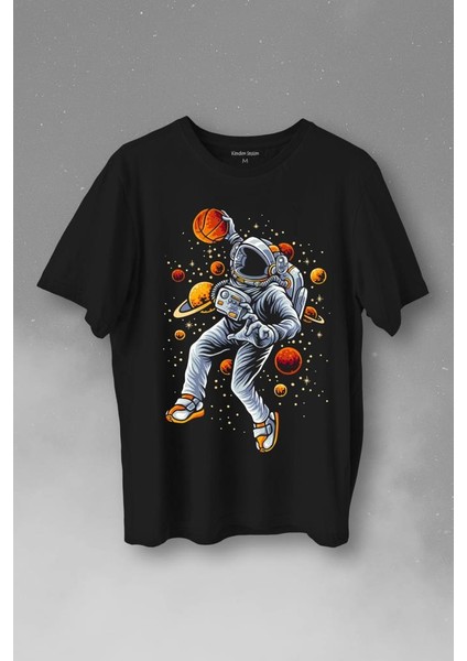 Uzayda Satürn Gezegeni Yanında Basketbol Oynayan Astronot Baskılı Tişört T-Shirt