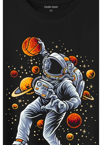 Uzayda Satürn Gezegeni Yanında Basketbol Oynayan Astronot Baskılı Tişört T-Shirt