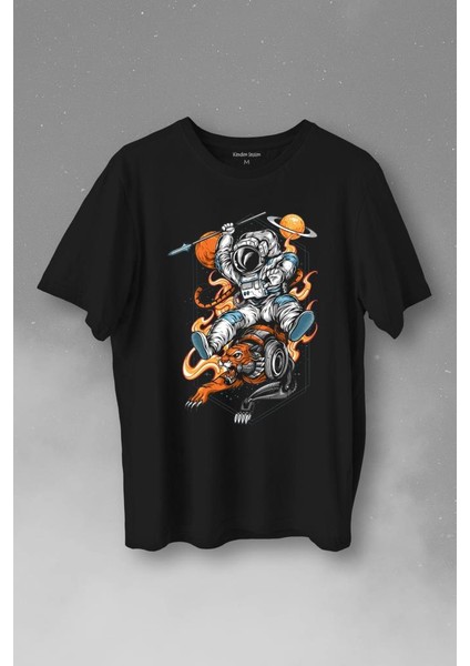 Aslan Üstünde Mızraklı Savaşçı Astronot Uzay Baskılı Tişört Unisex T-Shirt