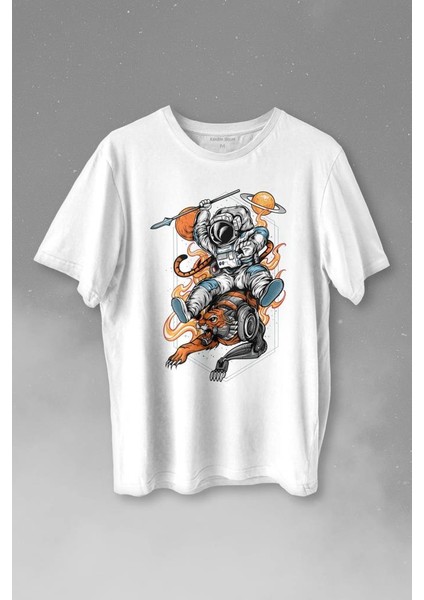 Aslan Üstünde Mızraklı Savaşçı Astronot Uzay Baskılı Tişört T-Shirt Beyaz