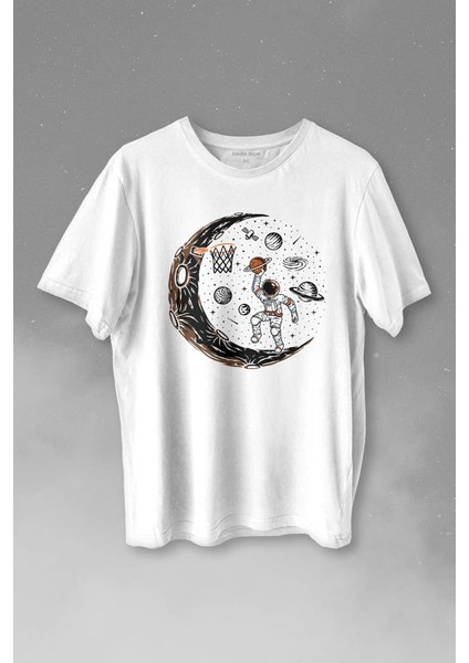 Uzayda Ayda Satürn Gezegeni Yanında Basketbol Oynayan Astronot Baskılı Tişört T-Shirt Beyaz