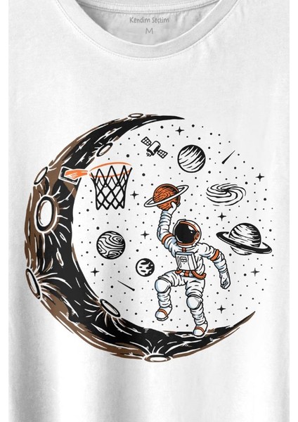 Uzayda Ayda Satürn Gezegeni Yanında Basketbol Oynayan Astronot Baskılı Tişört T-Shirt Beyaz