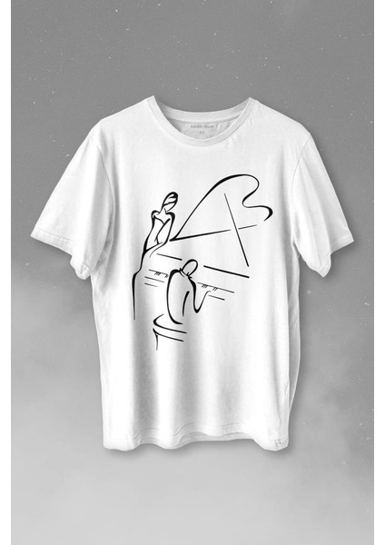 Piyano Başında Romantik Müzik Aşkı Müzikal Aşıkları Baskılı Tişört T-Shirt Beyaz