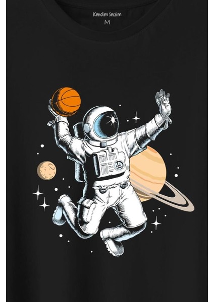 Uzayda Satürn Gezegeni Yanında Basketbol Oynayan Astronot Baskılı Tişört T-Shirt