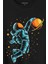 Uzayda Satürn Gezegeni Yanında Basketbol Oynayan Astronot Basketball Baskılı Tişört T-Shirt 2