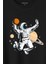 Uzayda Satürn Gezegeni Yanında Basketbol Oynayan Astronot Baskılı Tişört T-Shirt 2