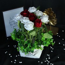 Moryconcept Kırmızı ve Beyaz Güller Yapay Taş Saksı Yeşil Çiçeklerle Sarılı 9'lu