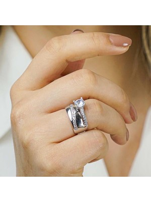 925 Gümüş Tektaş Tasarımlı Yarım Tur Zirkon Taşlı 925 Ayar Gümüş Kadın Yüzük