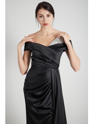 Feminist Siyah Taşlı Göğüs Drapeli Uzun Saten Abiye Elbise 1301843.01