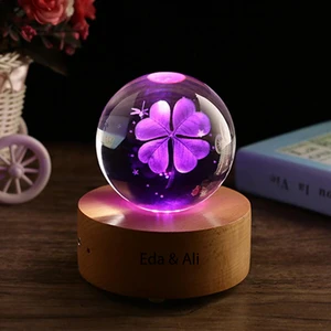 Işıklı Ahşap Kaideli Yonca Temalı Cam Küre 8cm*6cm
