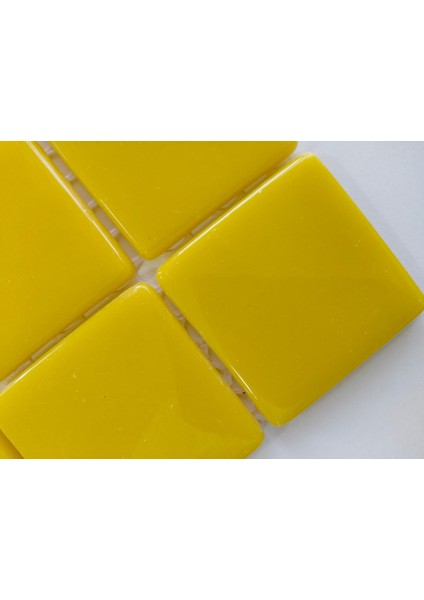 Mutfak tezgah arası ve yaşam alanlarının tüm yüzeyleri için Sarı Cam Mozaik. Cam ölçüsü: 50x50 cm. File ölçüsü: 31.5x31.5 cm. ( 1 Koli = 10 File Karo = 1 m2 fiyatıdır )