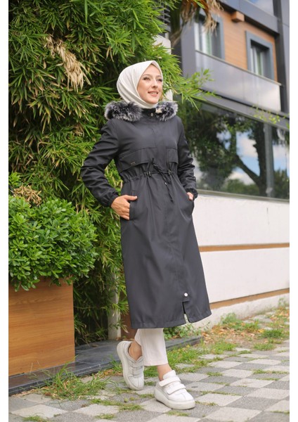 Siyah Içi Kürklü ve Su Geçirmez Kadın Kışlık Mont & Kaban