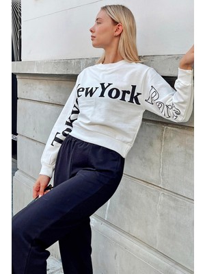Swist Beyaz Önü ve Kolları Baskılı Kadın Crop Sweatshirt