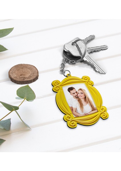 Gift Kişiye Özel Fotoğraflı Friends Kapı Çerçevesi Tasarımlı Ahşap Anahtarlık