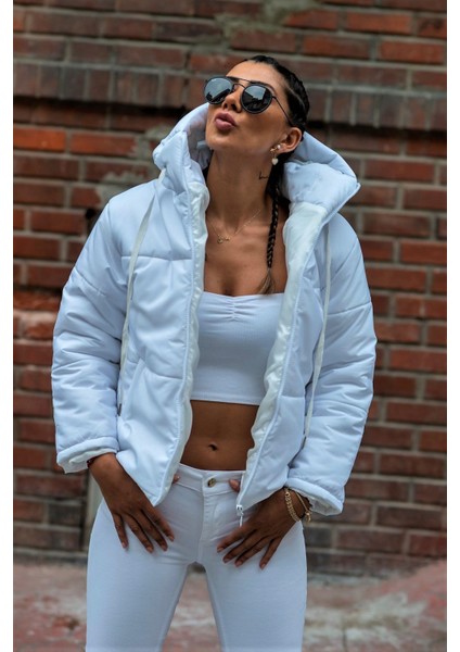 Kadın Beyaz Su Geçirmez Kapüşonlu Şişme Mont