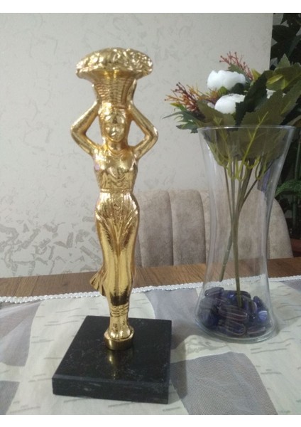 Meyve Sepeti Taşıyan Kız