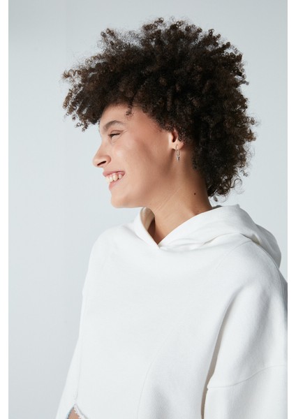 Kırık Beyaz Crop Chain Detailed Sweatshirt modelleri