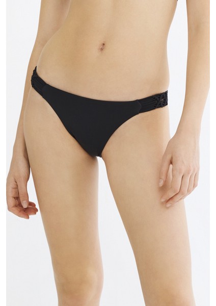 Siyah Basic Kenarları Makrome Detaylı Bikini Altı