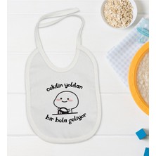 Bk Kids Bir Bela Geliyor Tasarımlı Beyaz Bebek Mama Önlüğü-1