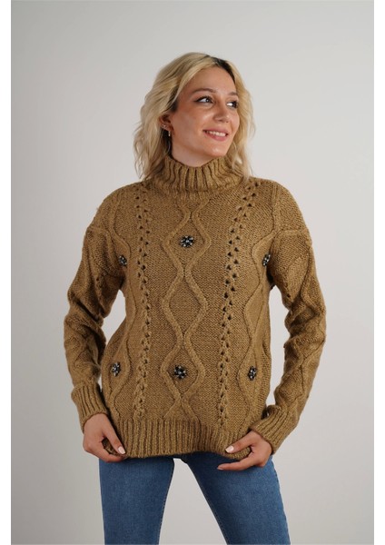 Kadın Baklava Desen Kabartmalı ve Taşlı Çiçek Detaylı Kazak Açık Kahve