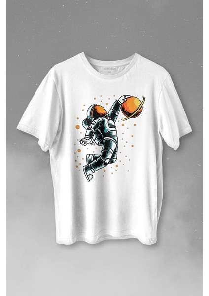 Uzayda Satürn Gezegeni Yanında Basketbol Oynayan Astronot Basketball Baskılı Tişört Unisex T-Shirt
