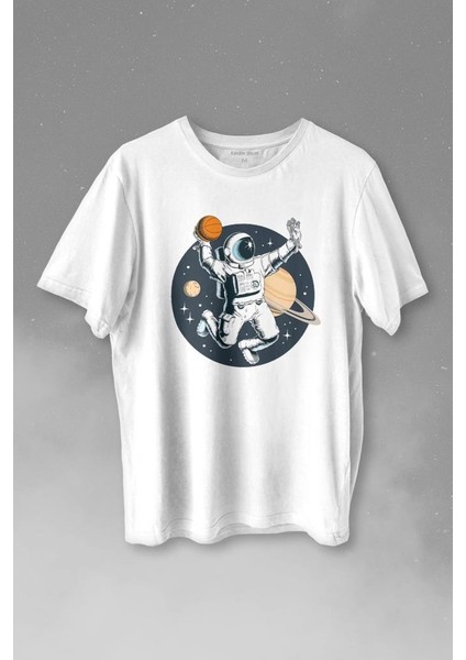 Uzayda Satürn Gezegeni Yanında Basketbol Oynayan Astronot Baskılı Tişört Unisex T-Shirt