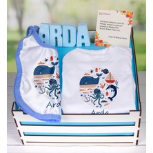 eJOYA Ahşap Sandıkta Kişiye Özel Zıbın Önlük Ve Taş İsimlik Bebek  Seti 109464