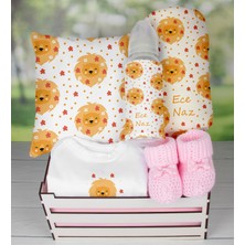 eJOYA Ahşap Sandıkta Kişiye Özel Zıbın Biberon Yastık Battaniye Ve Patik Bebek  Seti 109684