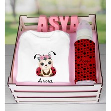 eJOYA Ahşap Sandıkta Kişiye Özel Zıbın Biberon Ve Taş İsimlik Bebek  Seti 109471