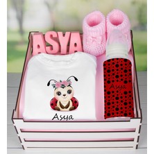 eJOYA Ahşap Sandıkta Kişiye Özel Zıbın Biberon Taş İsimlik Ve Patik Bebek  Seti 109496