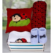 eJOYA Ahşap Sandıkta Kişiye Özel Zıbın Yastık Battaniye Ve Patik Bebek  Seti 109640