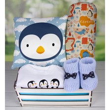 eJOYA Ahşap Sandıkta Kişiye Özel Zıbın Yastık Battaniye Ve Patik Bebek  Seti 109649