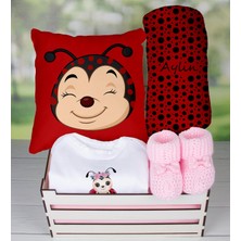 eJOYA Ahşap Sandıkta Kişiye Özel Zıbın Yastık Battaniye Ve Patik Bebek  Seti 109639