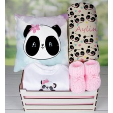 eJOYA Ahşap Sandıkta Kişiye Özel Zıbın Yastık Battaniye Ve Patik Bebek  Seti 109643