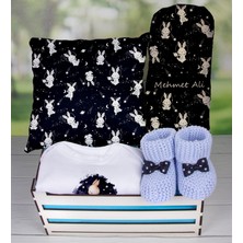 eJOYA Ahşap Sandıkta Kişiye Özel Zıbın Yastık Battaniye Ve Patik Bebek  Seti 109651