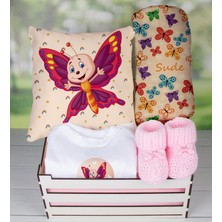 eJOYA Ahşap Sandıkta Kişiye Özel Zıbın Yastık Battaniye Ve Patik Bebek  Seti 109655